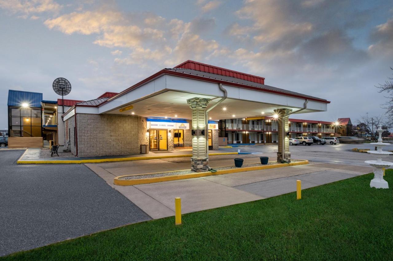 Отель Super 8 By Wyndham Perrysburg-Toledo Экстерьер фото